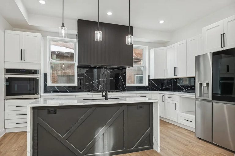 Finished white shaker kitchen in Buffalo Grove, IL