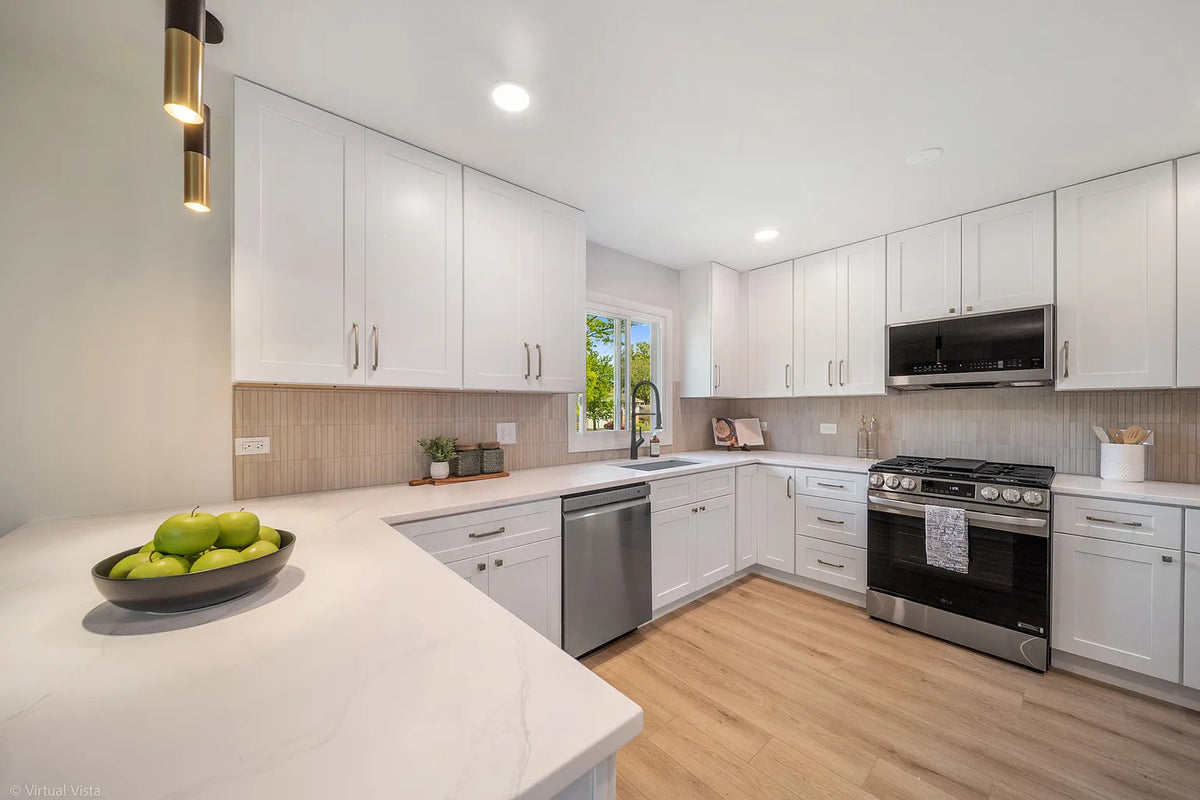 Elegant White Shaker Kitchen With Tile Backsplash in Oak Lawn, IL